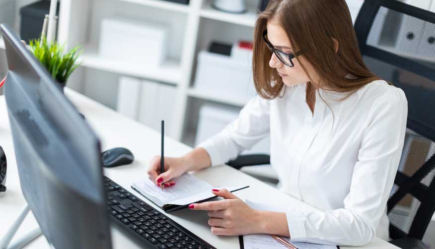 mulher trabalhando em frente ao computador